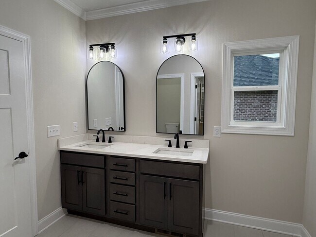 Building Photo - Short term Rental Home!