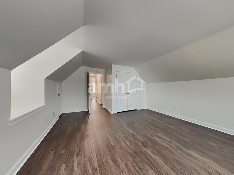 Building Photo - 135 Lonetree Dr