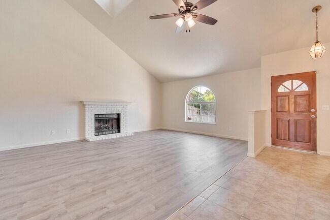 Building Photo - BEAUTIFUL 4 BEDROOM HOME WITH SWIMMING POOL!