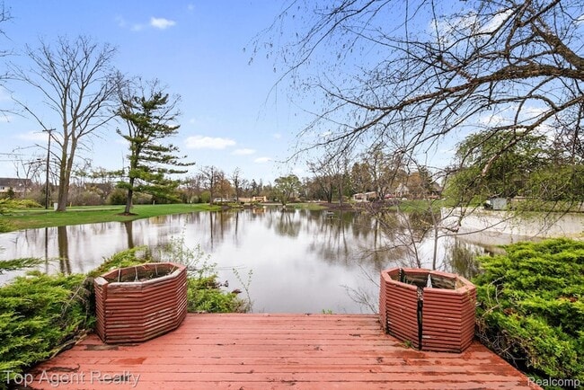 Building Photo - 38887 Country Cir