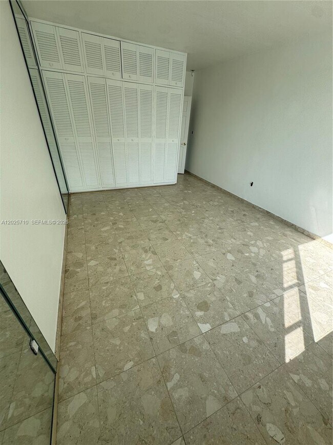 Building Photo - 10281 E Bay Harbor Dr