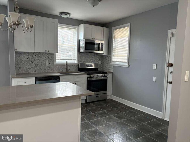 Building Photo - 5718 Woodbine Ave