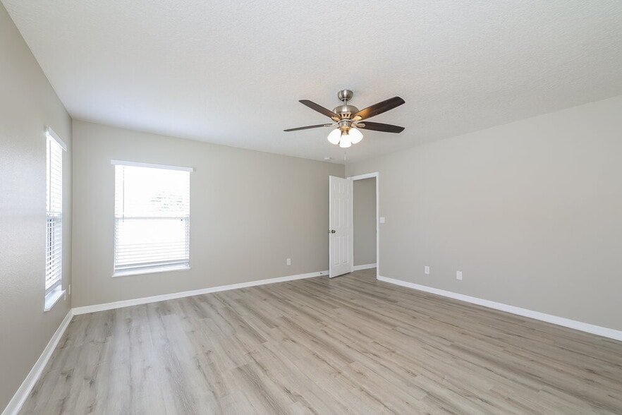 Building Photo - 4619 Woodford Dr