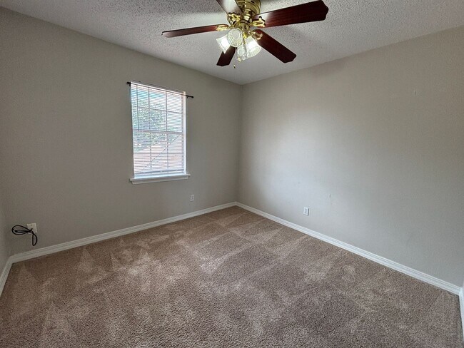 Building Photo - MOVE IN READY! SPACIOUS TOWNHOME IN BOSSIE...