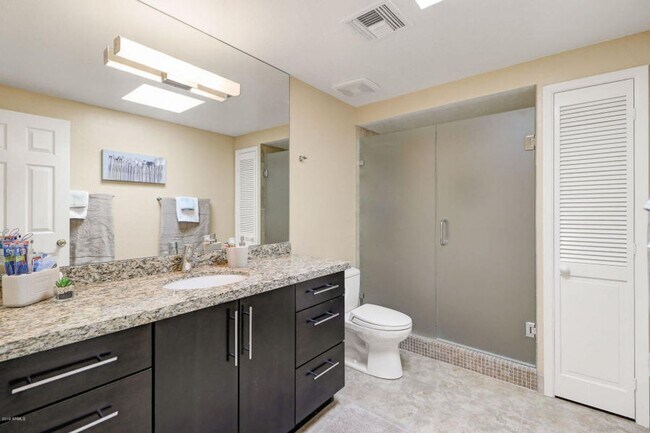 Building Photo - Beautiful 5 bed/4 bath + Den in Desirable Paradise Valley