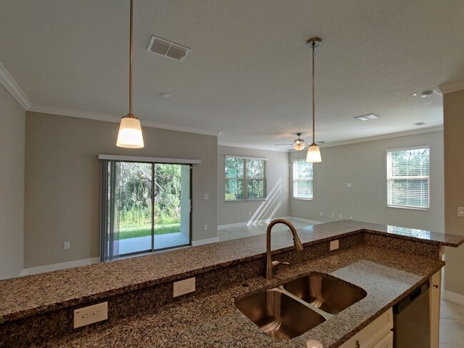 Building Photo - 23240 Willow Glen Way