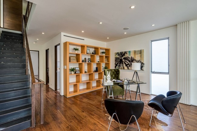 Building Photo - 414 Venice Way