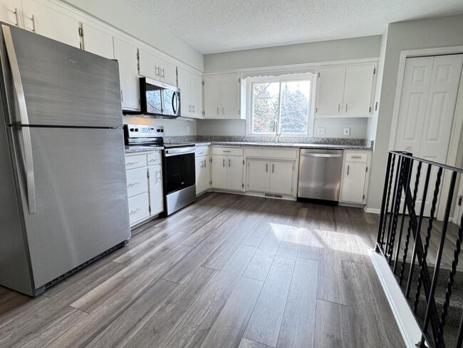 Building Photo - 11125 River Hills Dr