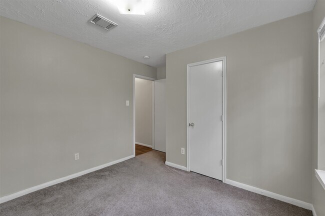 Building Photo - 318 Paradise Ln