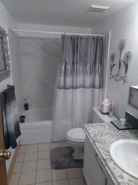 Building Photo - 1422 Lynn Ave