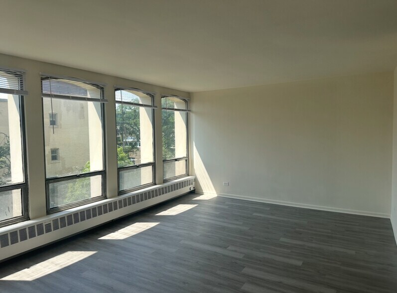 Building Photo - 1400 E 55th Pl