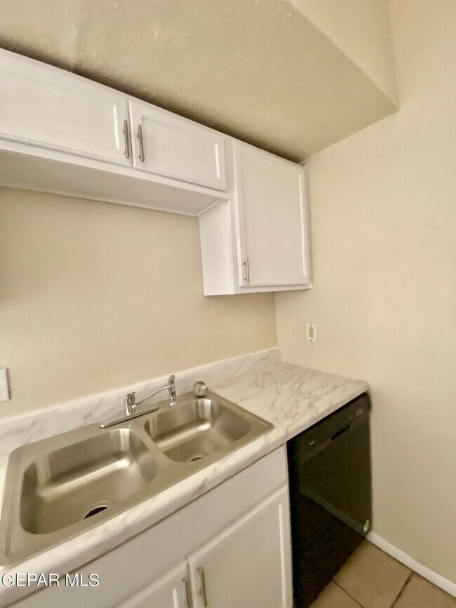 Building Photo - 823 Montera Rd