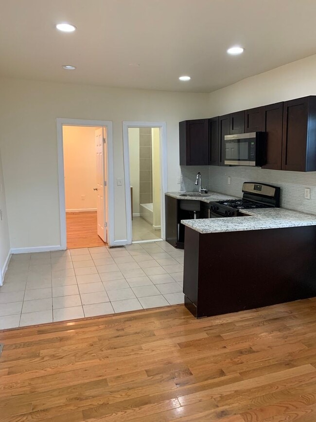 Building Photo - 54 Kent St