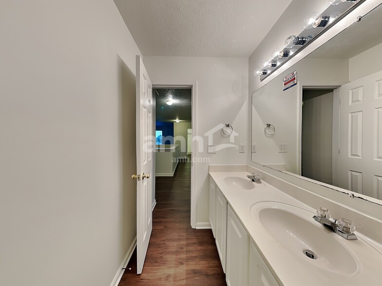 Building Photo - 2874 Meadow Point