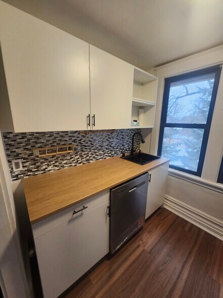 Building Photo - 796 Larpenteur Ave W