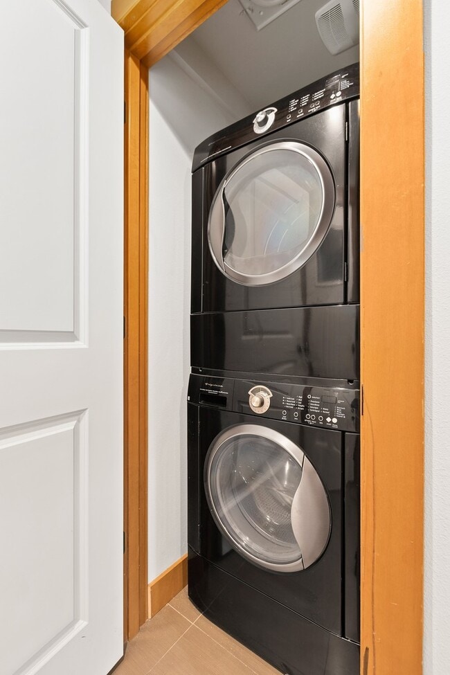 Building Photo - Immaculate West Seattle Townhome