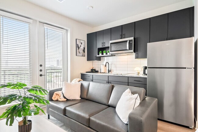 Building Photo - 701 Richmond Ave.