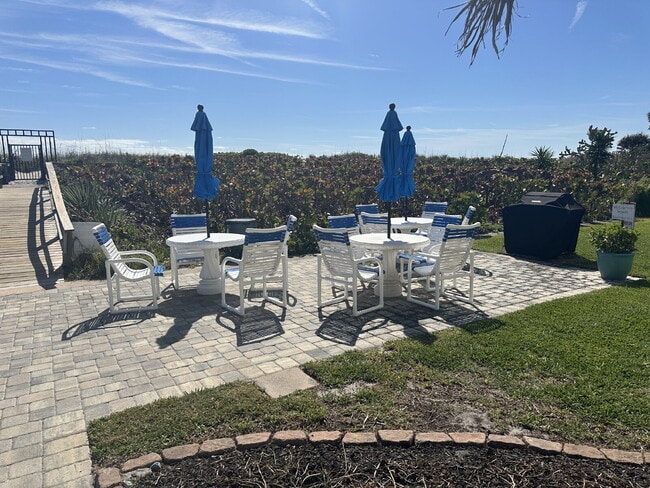 Building Photo - Villa Vista Condo  Available May 1st