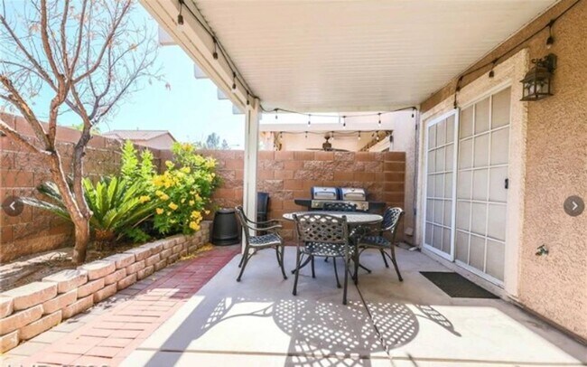 Building Photo - Freshly updated 3 bedroom townhouse near Bermuda and Cactus will be ready to move in by begining ...
