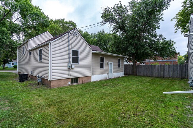 Building Photo - 3 Bedroom Home Available Now!