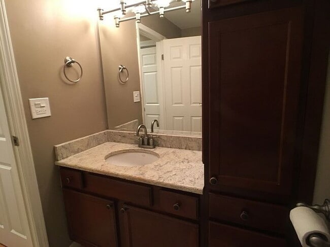 Building Photo - "Charming 2-Bedroom Retreat in Lisle with Spacious Living – 850 Sq Ft of Comfort!"