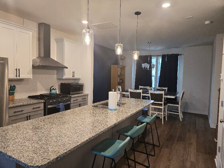 Building Photo - 868 Parc Townes Dr