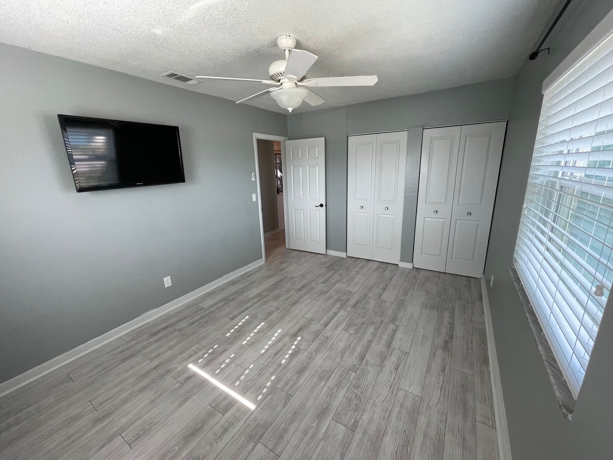 Front bedroom - 21733 Edgewater Dr