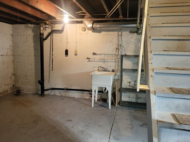 Building Photo - Two bedroom one bath in Dravosburg! Available now!