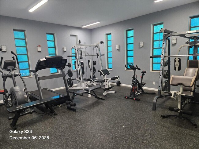 Building Photo - 5181 W Oakland Park Blvd