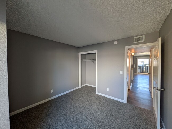 Building Photo - 2 Bedroom 1 Bathroom Condo available NOW!