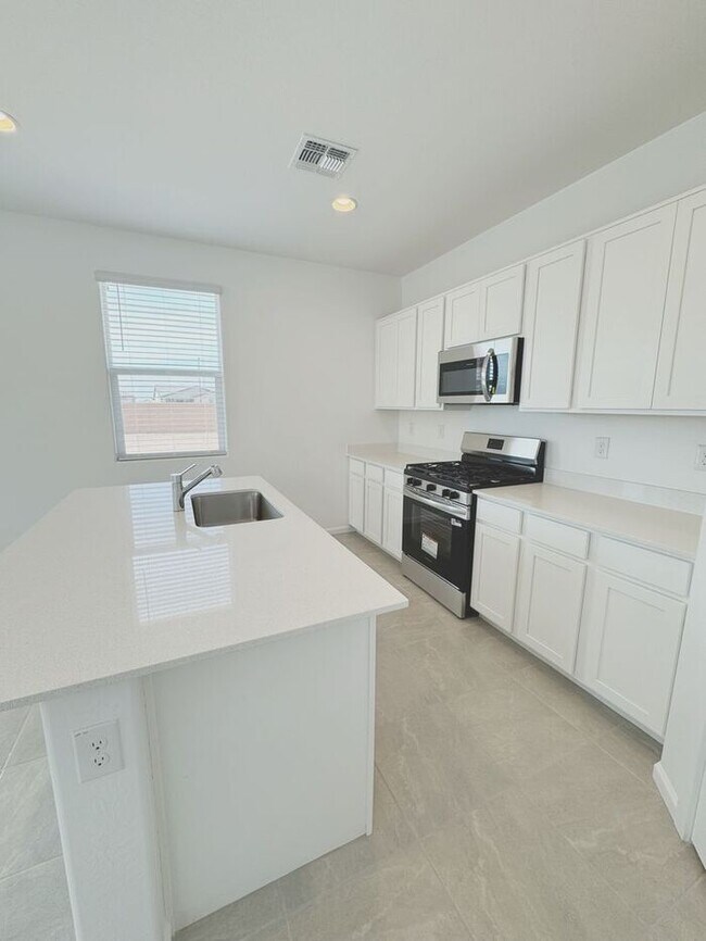 Building Photo - MOVE IN SPECIALS!! 15 DAYS RENT FREE!! New 5-Bedroom Home in Phoenix with Upgrades!