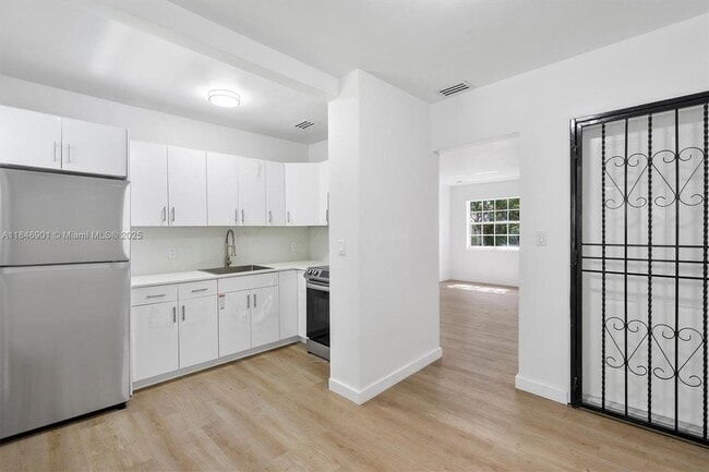 Building Photo - 4725 NE Miami Ct