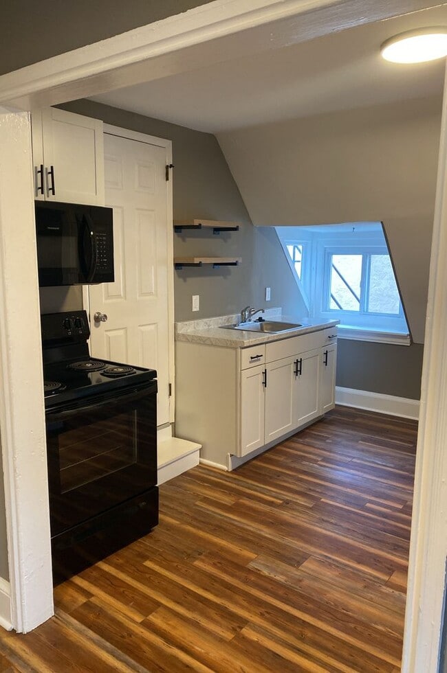 Building Photo - The Phoenixville Lofts-Upgraded Studio/1 b...