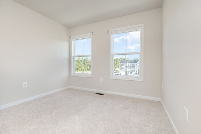 Building Photo - New Price – Move-In Ready 4BR / 4BA Townho...