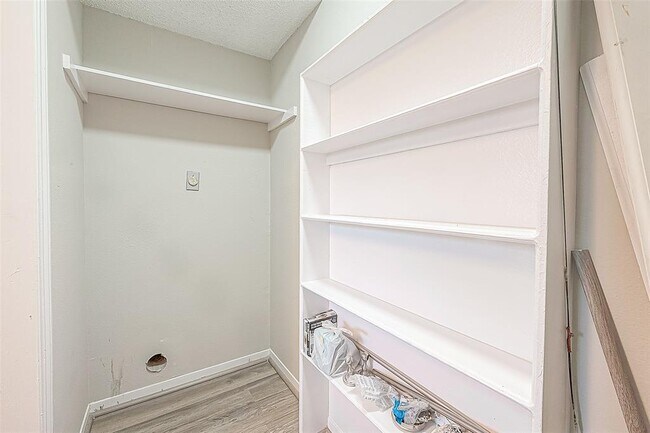 Building Photo - 9393 Westwood Village Dr