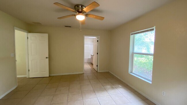Building Photo - 523 Silver Way Dr