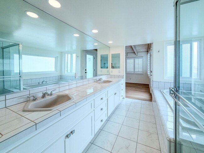 Building Photo - 3525 Sunset Ln