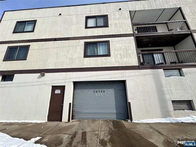 Building Photo - 19 Plauderville Ave