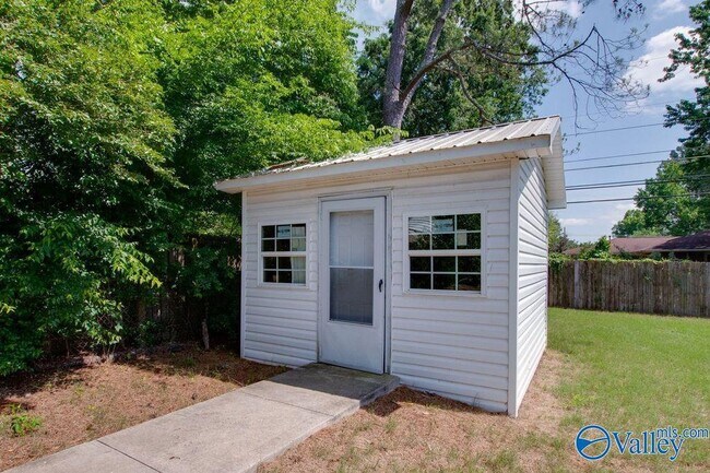 Building Photo - 213 Drake Ave SW