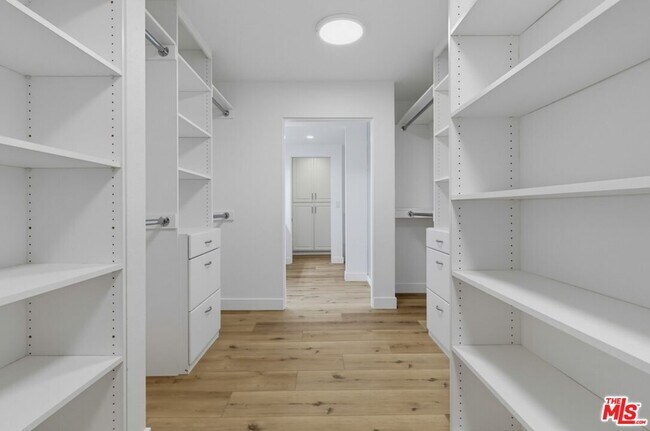 Building Photo - 435 N Oakhurst Dr