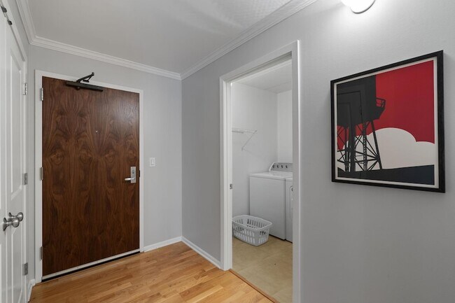 Building Photo - 2885 Knox Ave S