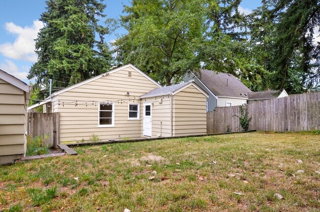 Building Photo - Classic single story house with furnished basement. Near Interurban trails and Jackson Golf course.