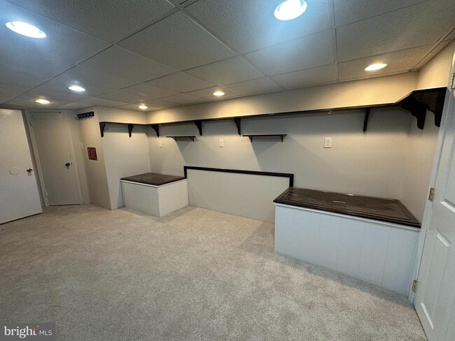 Building Photo - 2204 Lynn Blvd