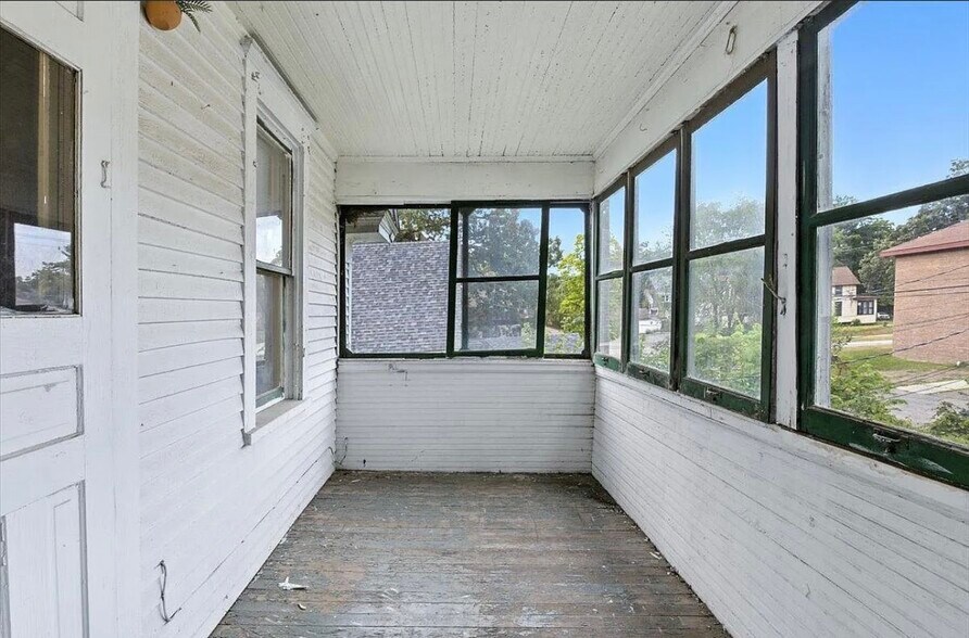 Building Photo - 612 7th Ave S