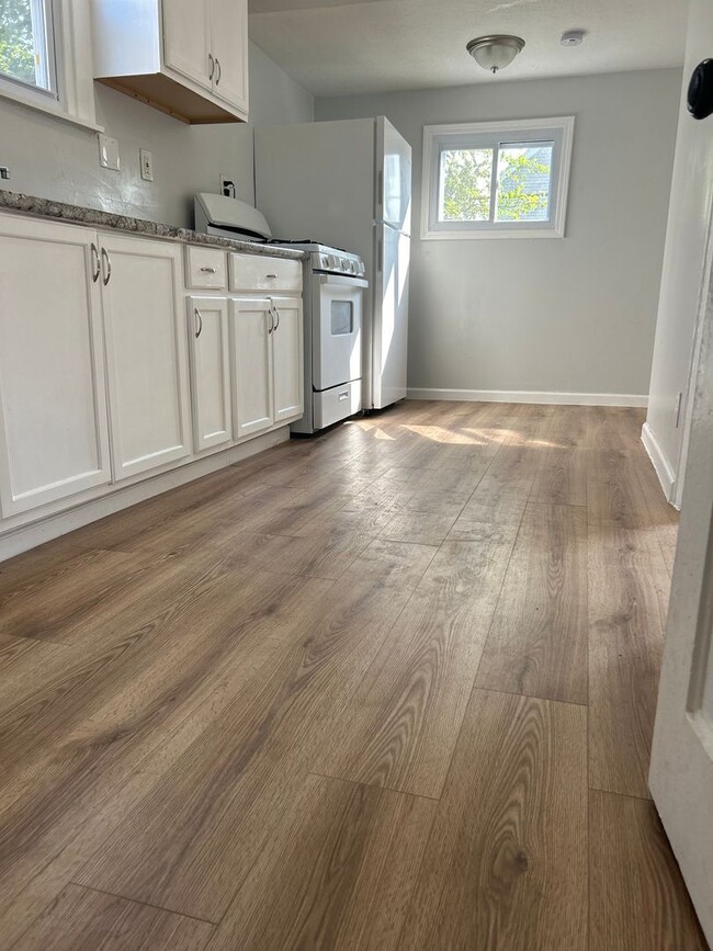 Building Photo - 3 bedroom, 1 bath single family house