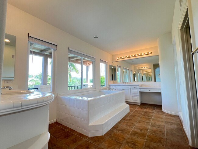Building Photo - Luxury En Suite Living & Panoramic Views