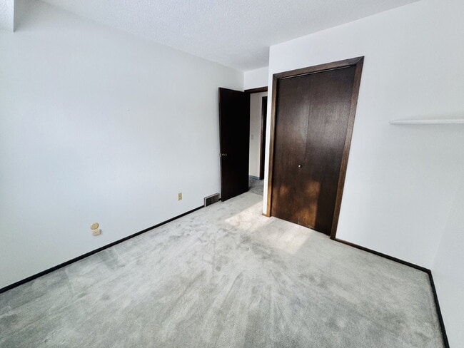 Building Photo - Nice Single family home 4-Bedroom Retreat with 2 Baths in Eagan – Your Perfect Home Awaits