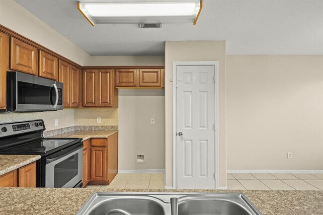 Building Photo - 420 Woodlake Dr