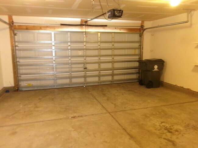 Building Photo - 3 bedroom, 2.5 bath home located in Bellegrove Preserve