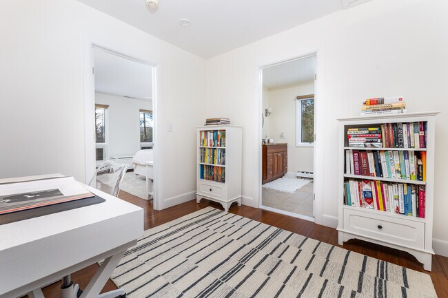 Building Photo - 9 Belshyre Ct